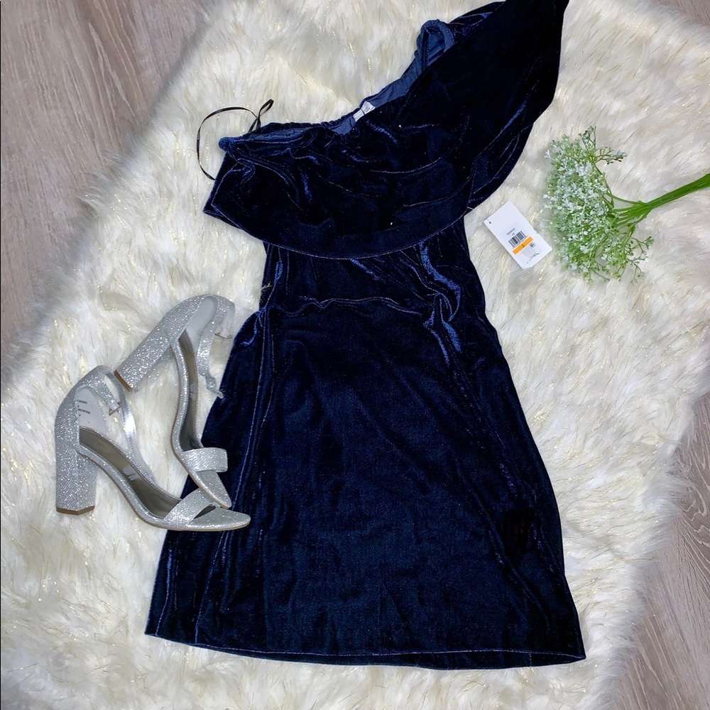 Kenzie one shoulder velvet cocktail dress NWT